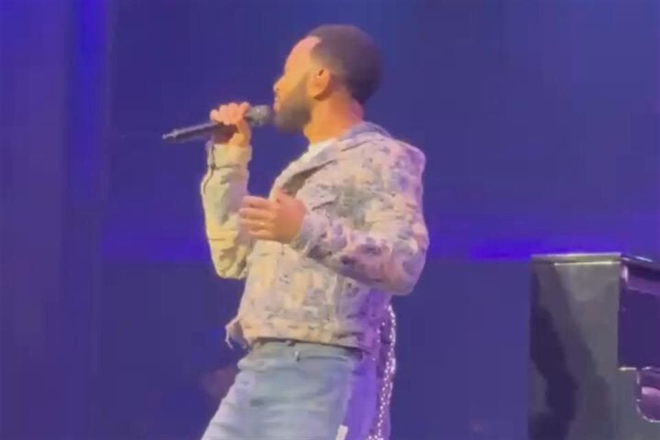 Nick recordó su tiempo con Legend en el reality 'The Voice' antes de presentarlo, en medio de los gritos de emoción y alegría de los miles de fans reunidos en el inmueble.