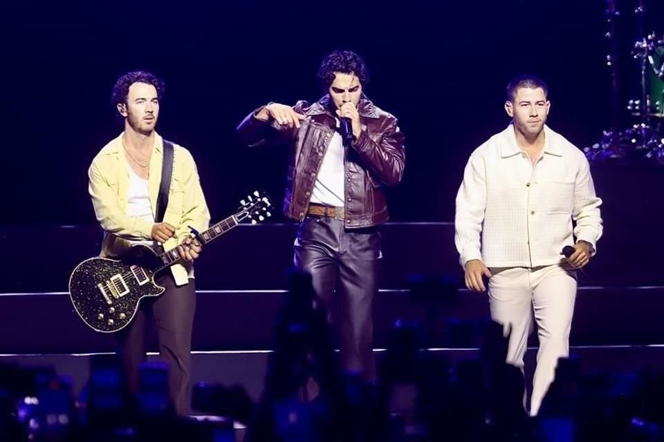 Los Jonas Brothers han aprovechado su actual gira para invitar a colegas y amigos famosos al escenario, como ocurrió recientemente con Demi Lovato y una reunión de Fifth Harmony.