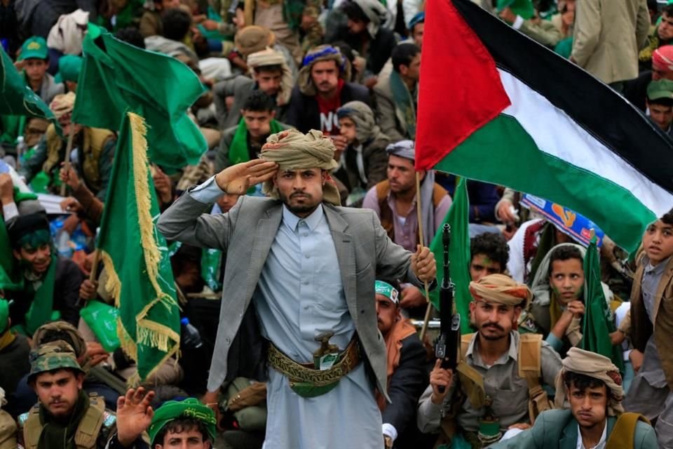 Un hombre en Yemen participa en una ceremonia en Sanaá con la bandera palestina.