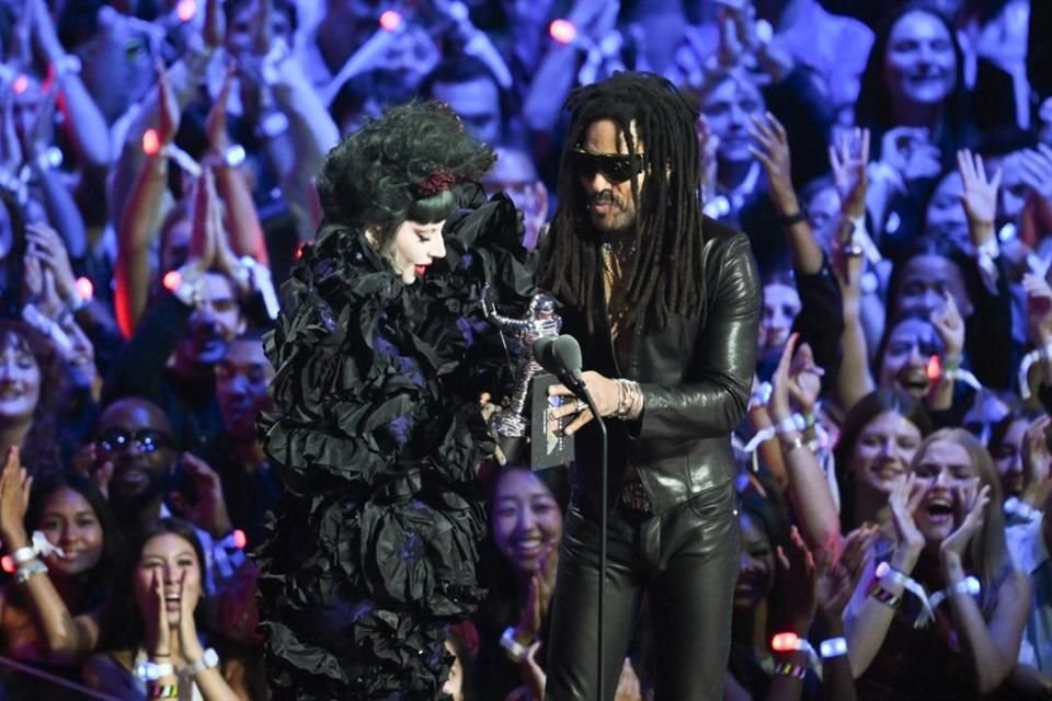Lady Gaga recibió el premio al Artista del Año de manos de Lenny Kravitz