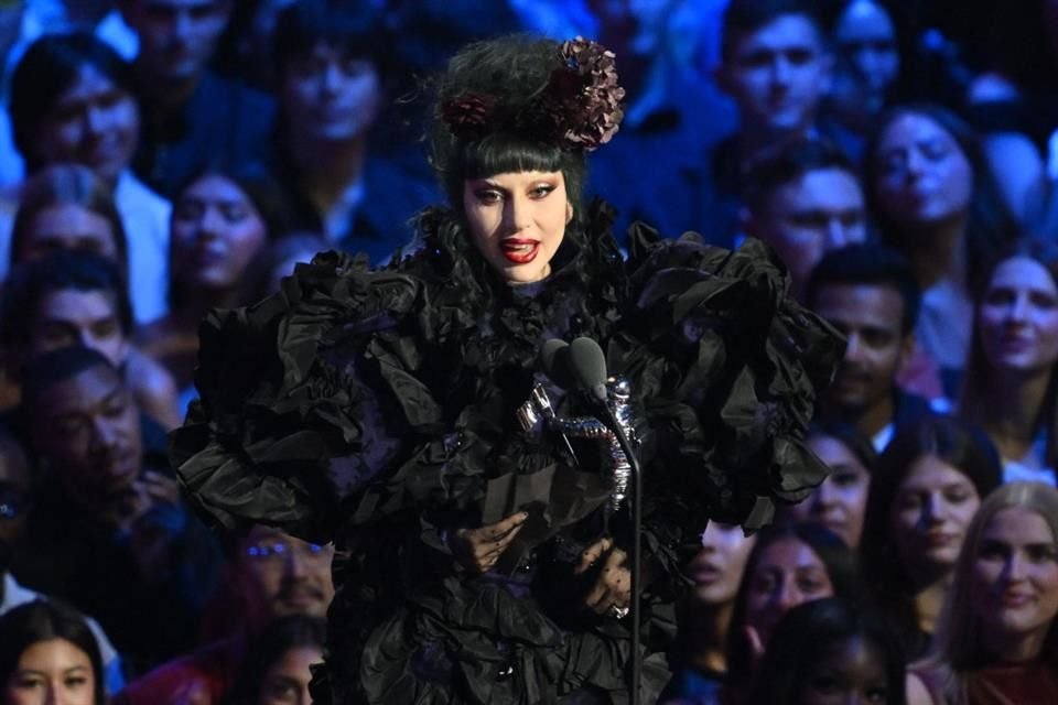 Dedicó el premio a sus fans y rindió homenaje a su pareja, Michael Polansky.