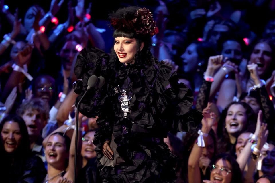 Lady Gaga  se mostró muy emocionada al recibir el galardón.