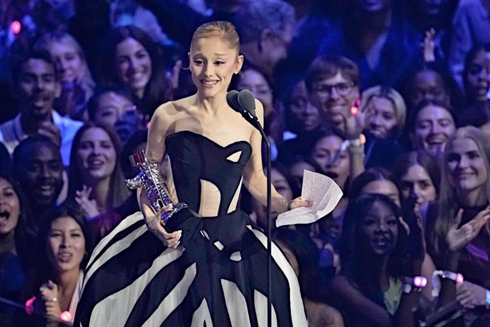 Ariana Grande se llevó el premio principal, Video del Año por 'Brighter Days Ahead'.