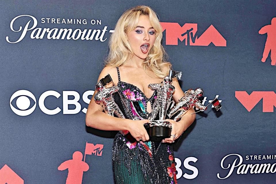 Sabrina Carpenter, con tres premios, sorprendió con su presentación de 'Tears', donde mostró su apoyo a la comunidad trans.