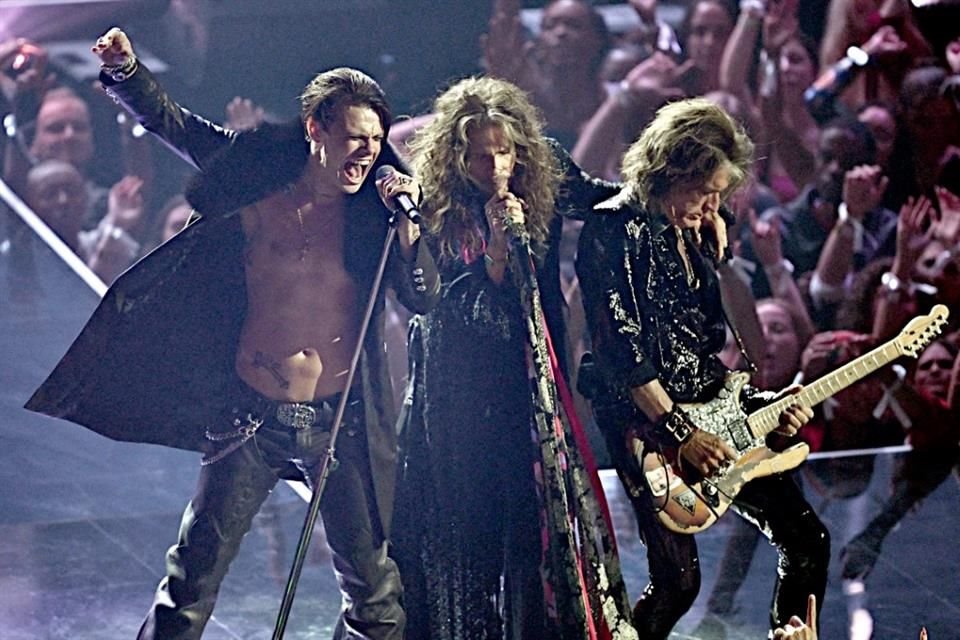 Yungblud, junto con Steven Tyler y Joe Perry de Aerosmith, ofrecieron un tributo al fallecido 'Príncipe de las Tinieblas'.