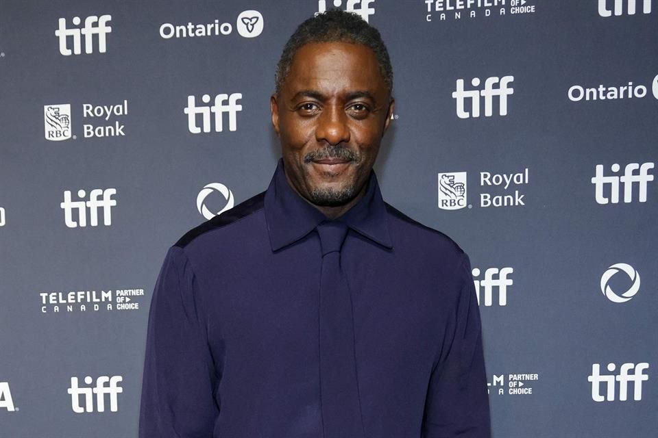 Desde que llegó a Toronto, Idris Elba se la ha pasado de bar en bar y de fiesta en fiesta, hablando de cine e improvisando como DJ.