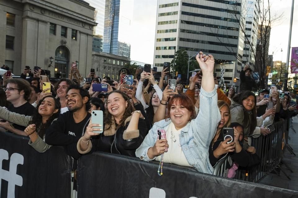 Las filas más codiciadas son las de Rush Line, destinadas a los compradores de último minuto que esperan conseguir un asiento en funciones agotadas.