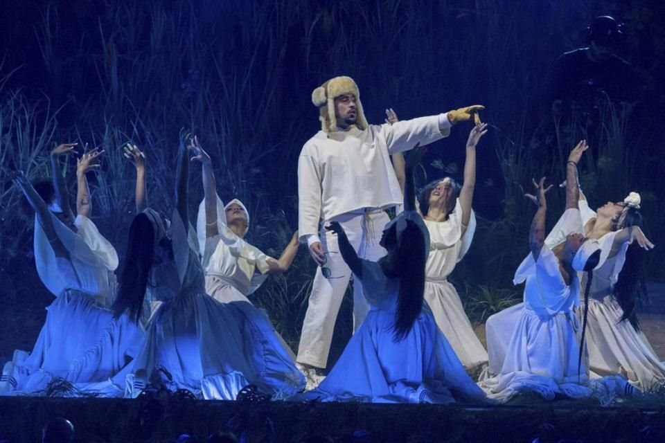 Bad Bunny explicó que evitó incluir a EU en su gira por temor a redadas del ICE, aunque aclaró que no fue por odio y ya cantó ahí antes.