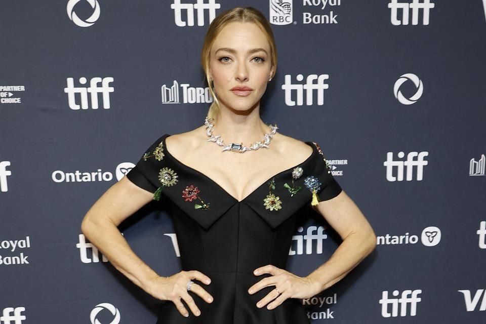 Además de vocalizar, memorizar diálogos complejos y actuar, Amanda Seyfried se aventó a bailar en la cinta 'The Testament of Ann Lee'.