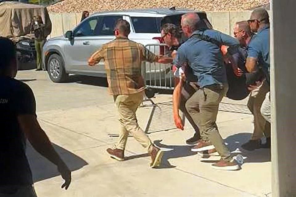 Kirk, de 31 años de edad, recibió un disparo unos 20 minutos después de comenzar su discurso en la Universidad del Valle de Utah en Orem, ante unas 3 mil personas.