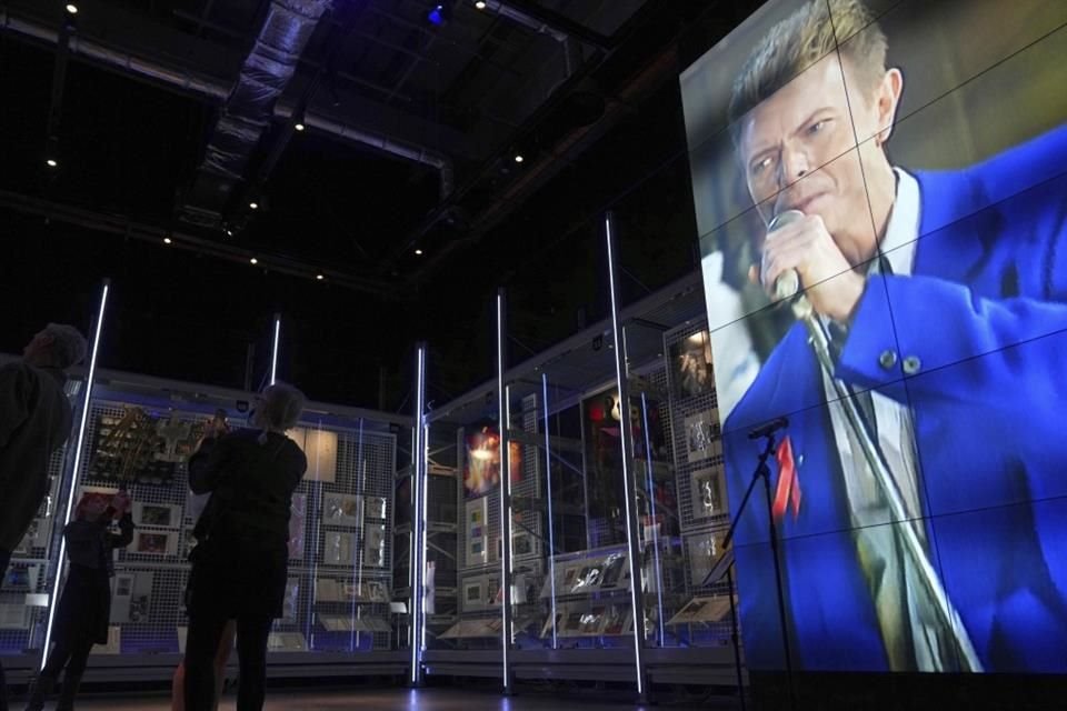 Un extenso archivo de artículos personales, coleccionables, notas, ropa y mucho más de David Bowie abrirá al público en un museo de Londres.