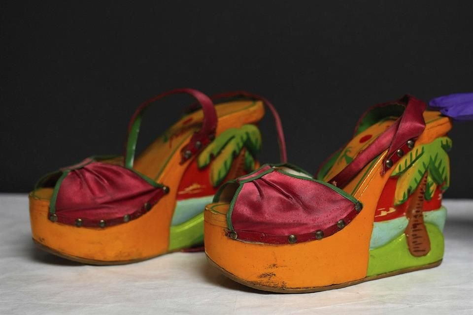 Un par de zapatos que usó David Bowie en Ziggy Stardust en 1972 se exhiben durante una vista previa de prensa en el Centro David Bowie.