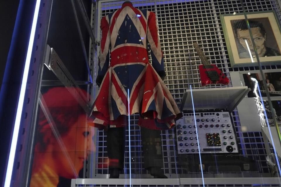 Earthling, un abrigo diseñado con la bandera británica, o Union Jack, por David Bowie y Alexander McQueen en 1997.