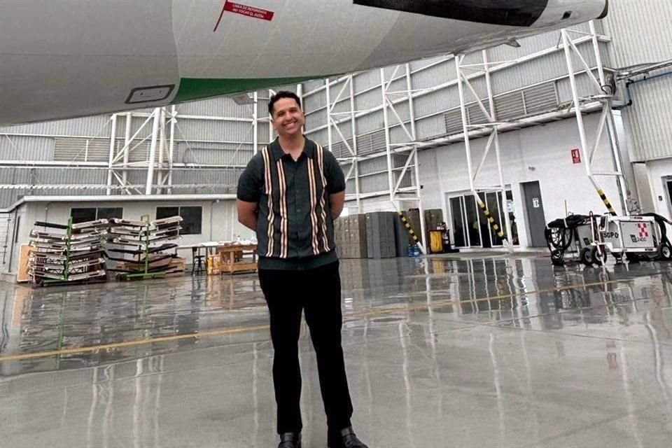 Jean Gabriel Aguilera, hijo del cantautor Juan Gabriel, presentó un álbum póstumo e inédito y un segundo avión con la imagen de su padre.