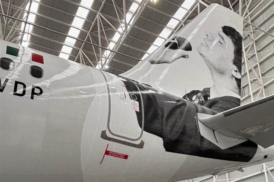 En septiembre de 2023 se reveló la primera aeronave con su imagen; este jueves, presentaron la segunda, bautizada 'Juan Gabriel Eterno'.