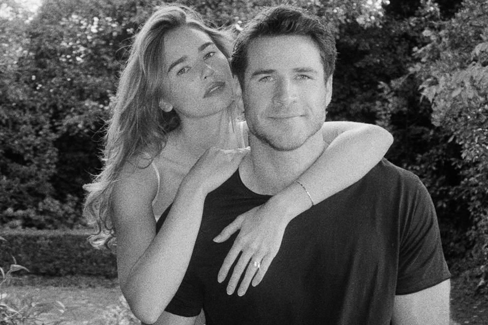 El actor Liam Hemsworth y la modelo Gabriella Brooks confirmaron su compromiso a través de una publicación de Instagram con varias fotos.