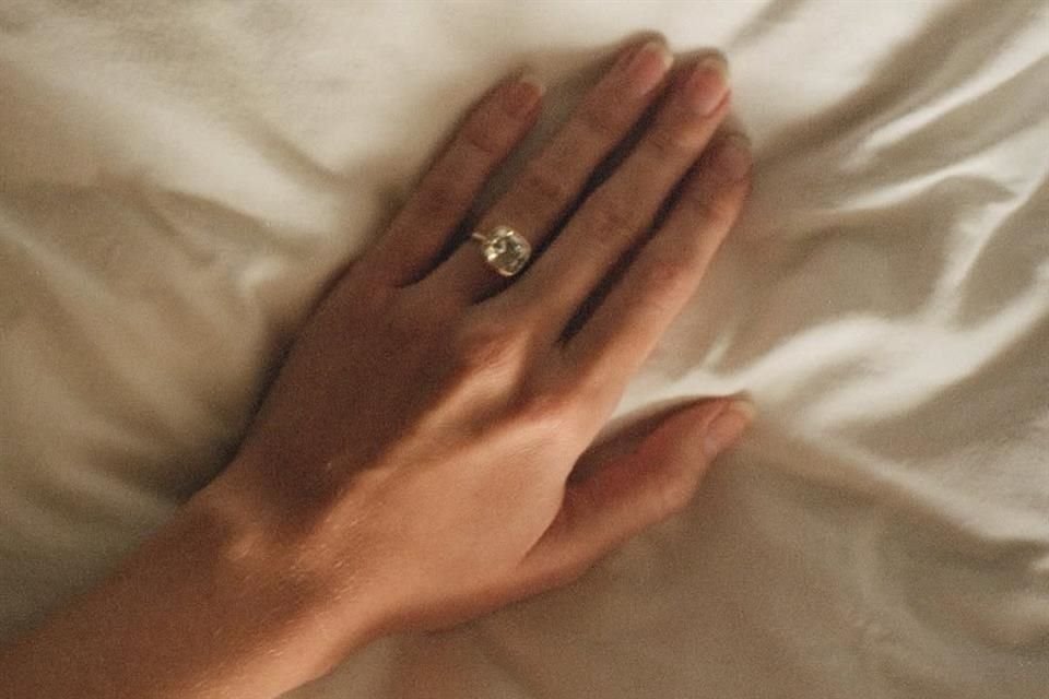 Brooks publicó una serie de fotos en Instagram, incluyendo un primer plano de su flamante anillo de diamantes.