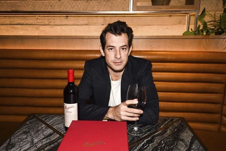 Después de que Fallon abordara el tema, Ronson dijo entusiasmado que sería buena idea reunir a varios artistas musicales de renombre para la celebración.