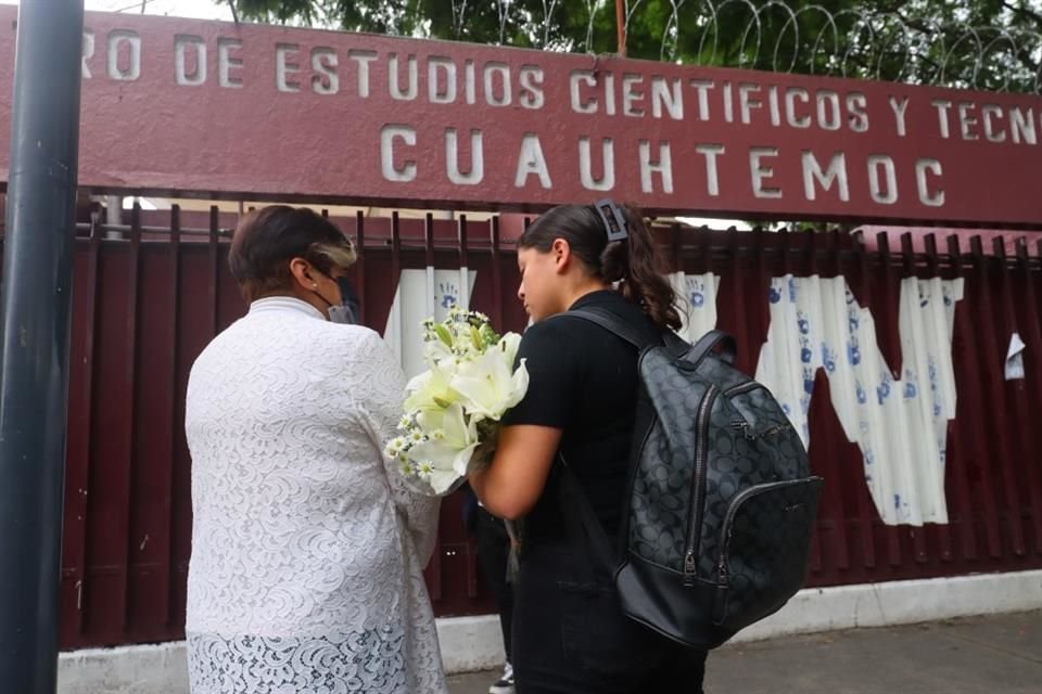 Con flores blancas y veladoras, estudiantes homenajearon a Juan Carlos.