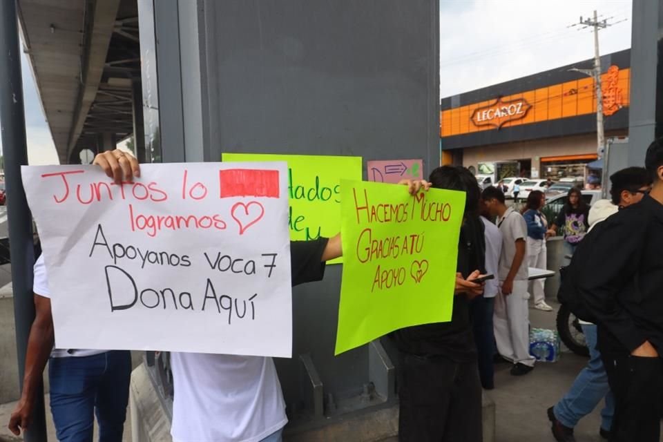 También instalaron un centro de acopio para brindar apoyo a las víctimas y familiares de estas.