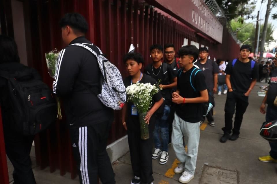 Cientos de estudiantes acudieron al plantel vestidos de negro y con listones blancos para dedicar un ultimo huélum a su compañero.