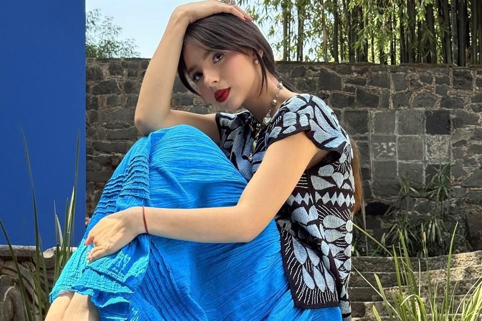 En su vestir revive la memoria de las adelitas, las flores bordadas de Oaxaca y Chiapas.