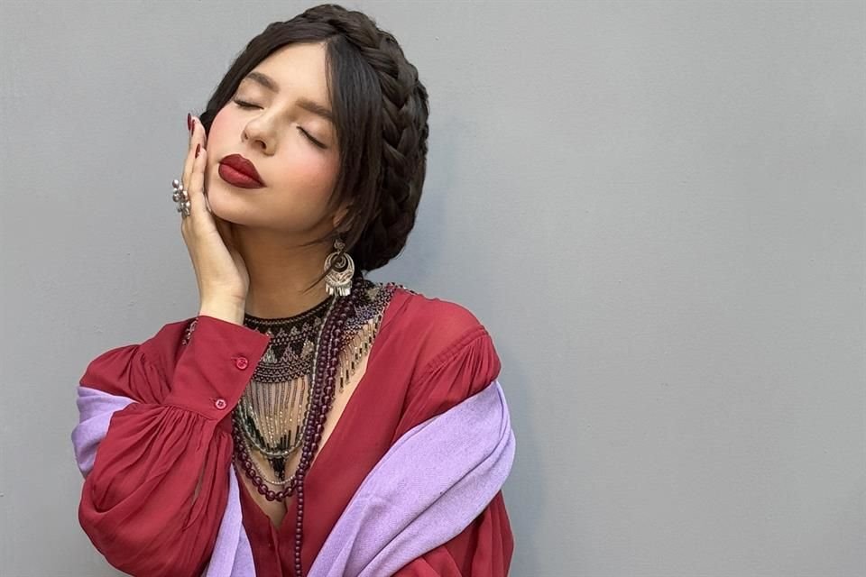 Expresa Ángela Aguilar su amor por las tradiciones que, según ella cuentan la historia del País, y contribuyen a amarlo más.