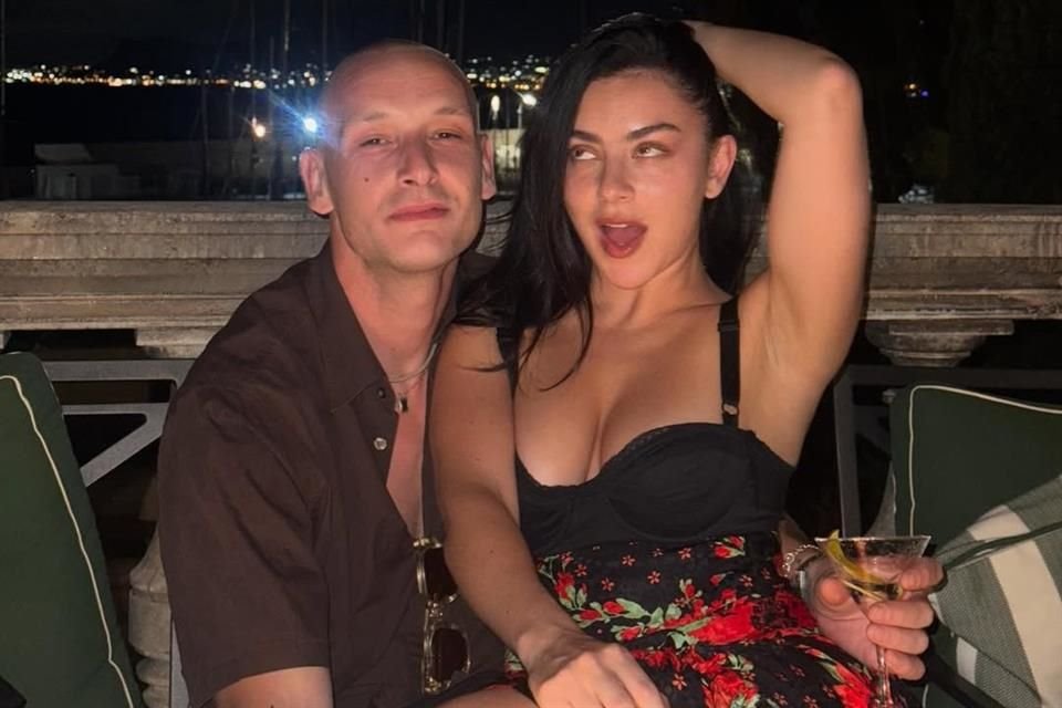 Charli compartió breves momentos con sus fans en Instagram, cuando hace unos días hizo una publicación desde Sicilia en la que se le veía sentada en las piernas de Daniel.