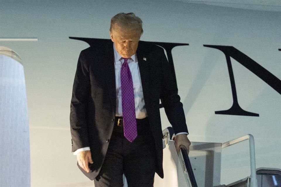 El Presidente Donald Trump desciende del Air Force One, el 14 de septiembre del 2025.