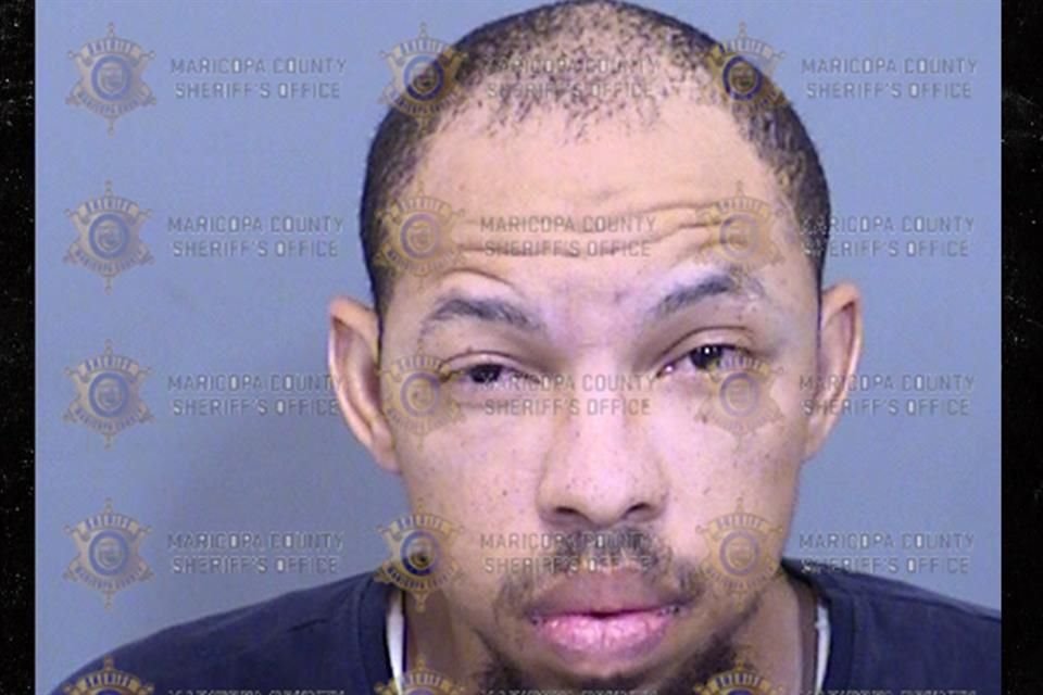 El sospechoso, Limil Hull, fue arrestado y procesado por exhibicionismo, alteración del orden público, daños criminales y negativa a proporcionar un nombre verdadero.