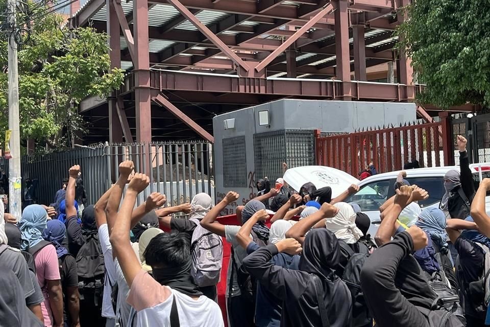 Los jóvenes encapuchados afuera de la sede legislativa.