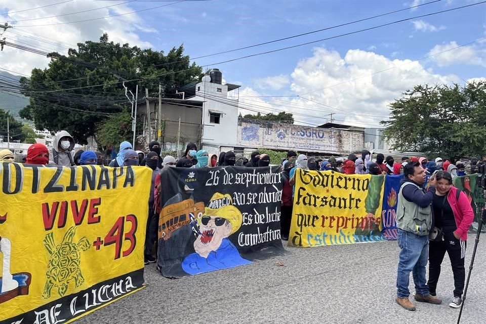 En la movilización de este lunes afuera del Congreso de Guerrero sólo participaron estudiantes.