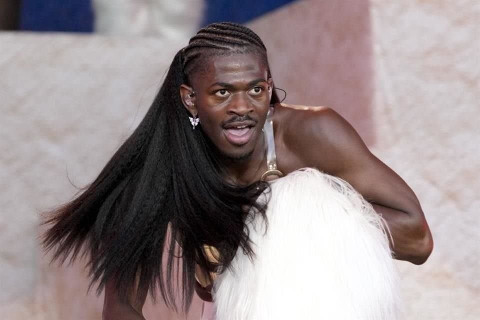 Lil Nas X fue acusado a finales de agosto de cuatro delitos graves después de que la policía dijera que se lanzó contra ellos cuando lo confrontaron por caminar desnudo.