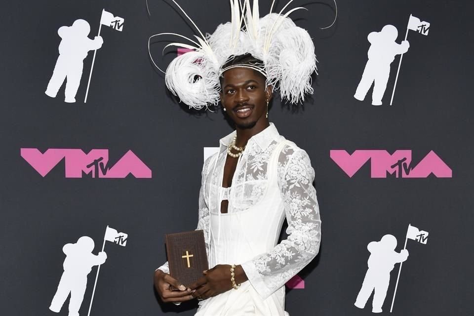 Lil Nas X se convirtió en una estrella mundial en 2019 con la rola 'Old Town Road', que permaneció 19 semanas en el número 1 del Billboard Hot 100.