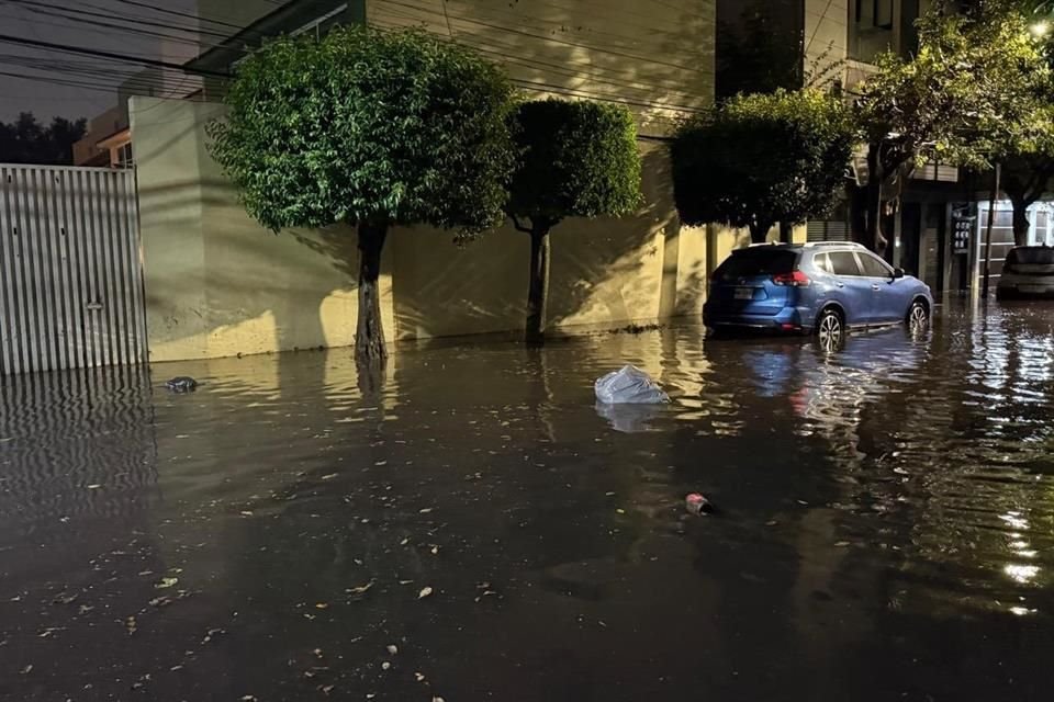 En zonas de carácter residencial como la Colonia Nueva Oriental Coapa y Rinconada Coapa, en la Alcaldía Tlalpan, se reportaron encharcamientos.