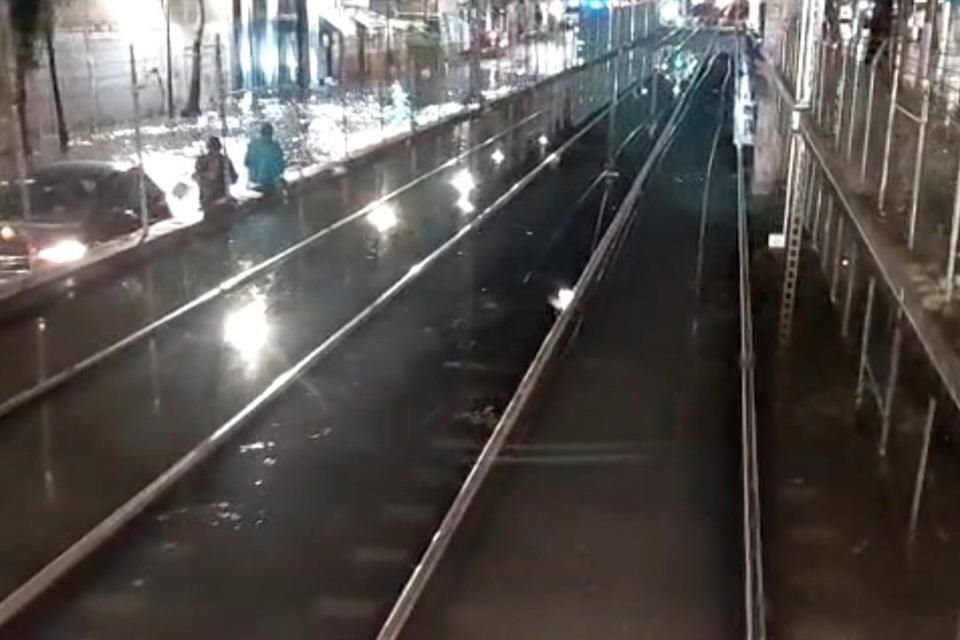 Las lluvias de este martes provocaron anegaciones en el sur de la Capital, donde el Tren Ligero debió suspender parcialmente su servicio.