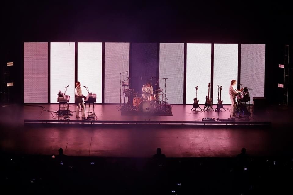 La banda francesa Air convirtió el Auditorio Nacional en una nave espacial en un show en el que celebran su primer disco, 'Moon Safari'.