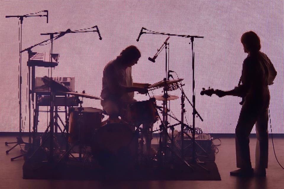 En cierta ocasión los músicos definieron su propuesta como nostalgia retrofuturista.