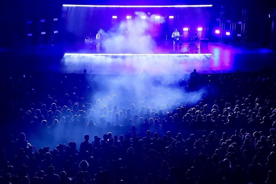 Se reunieron 8 mil 500 seguidores para disfrutar temas como 'La Femme d'Argent' y 'All I Need'.