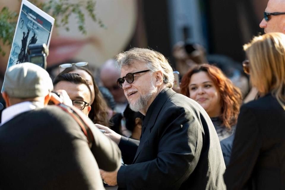 Asiste el cineasta mexicano Guillermo del Toro a la inauguración de la edición 30 del Festival Internacional de Cine de Busan.