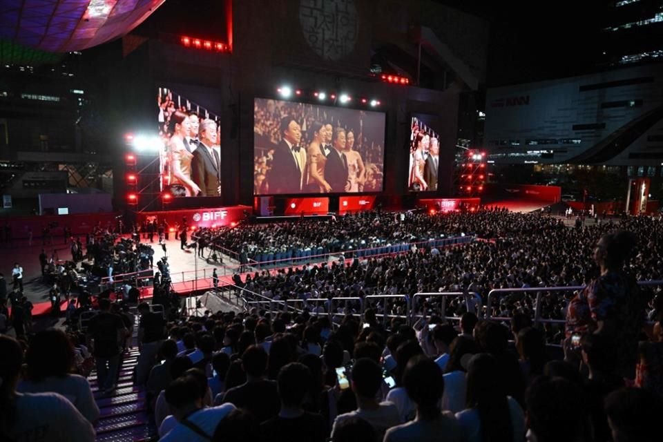 Celebrada en el Teatro al Aire Libre del Centro de Cine de Busan, la ceremonia inaugural del festival estuvo repleta de estrellas, lideradas por el actor Lee Byung-hun.