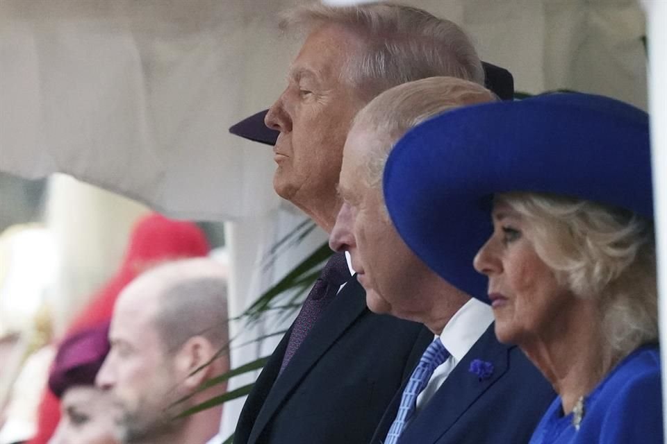 Trump fue recibido por el Rey Charles III en el castillo y disfrutó de un paseo en carruaje tirado por caballos por los terrenos mientras las bandas militares tocaban los himnos nacionales.