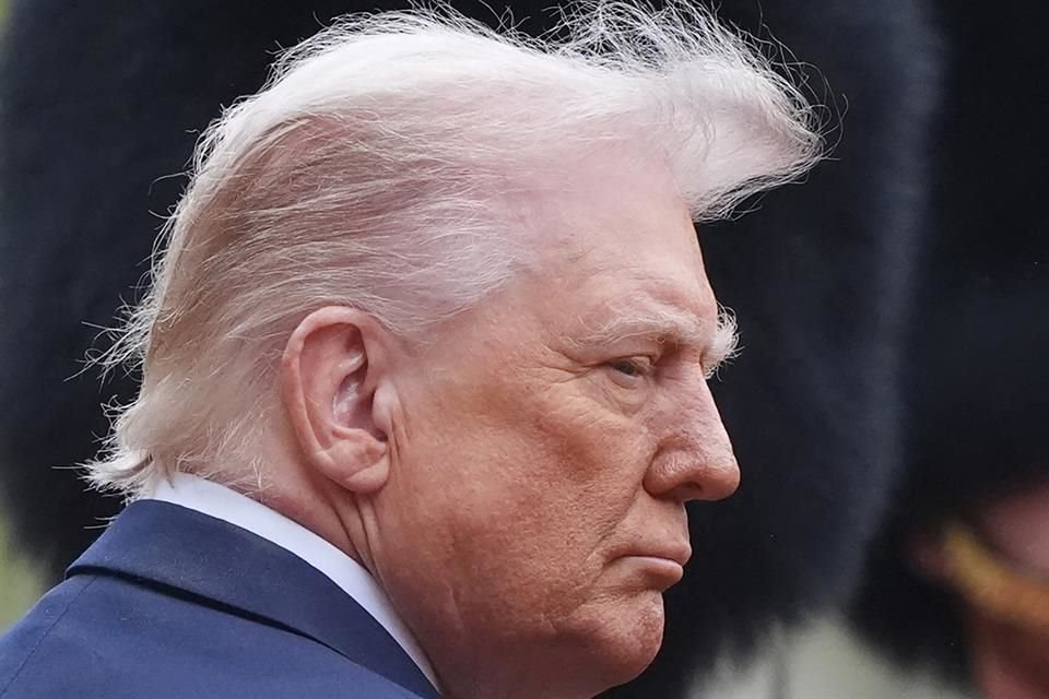 Trump dijo que reguladores deberían considerar revocar licencias de transmisión de presentadores de programas que hablen mal sobre él.