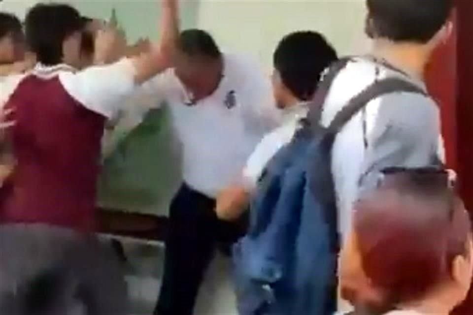 Los alumnos se le fueron encima al director del Cetis 78, en Altamira.