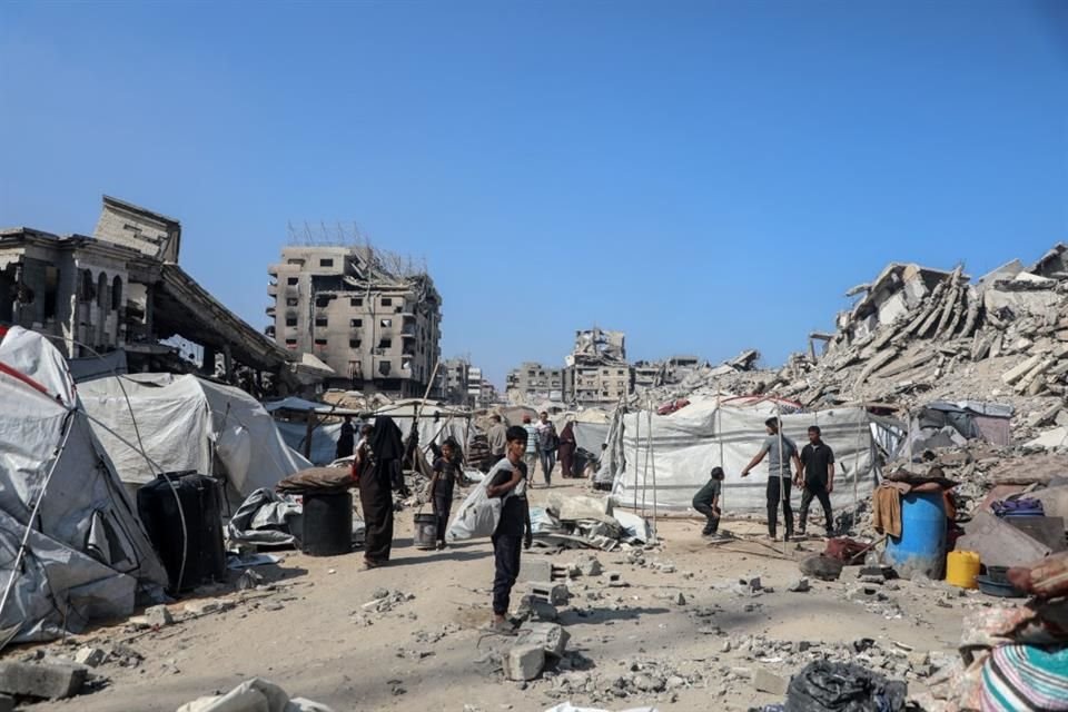 Palestinos entre los escombros tras un ataque israelí en la Ciudad de Gaza, el 6 de agosto.