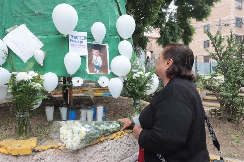 Vecinos de la unidad donde el niño estudió el kinder colocaron un altar para recordarlo.