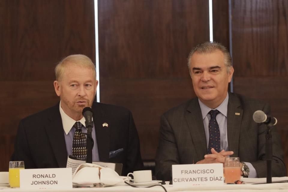El presidente del CCE, Francisco Cervantes y el Embajador de Estados Unidos, Ronald D. Johnson.