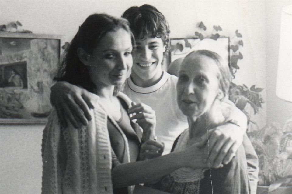 Baram con Anna Sokolow y un personaje no identificado, durante el montaje, con el Ballet Independiente, de 'Los diarios de Kafka'.