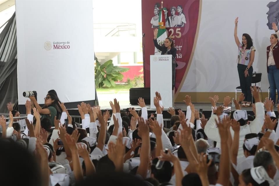 Sheinbaum Pardo tomó el micrófono para disuadir el duelo de porras y abucheos.