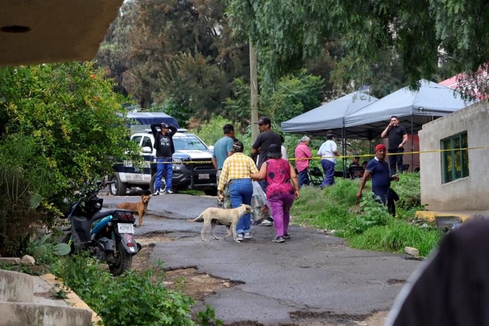 Policías municipales en por lo menos seis patrullas dieron acompañamiento a la familia y resguardaron la carpa donde permanecía el ataúd con el cuerpo del menor.